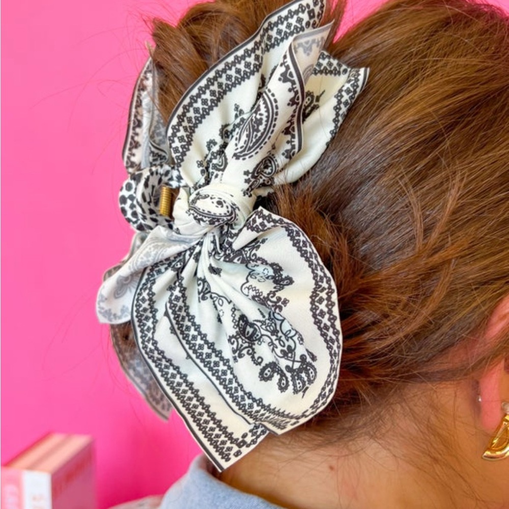 Elegant Black and White Hair Clip